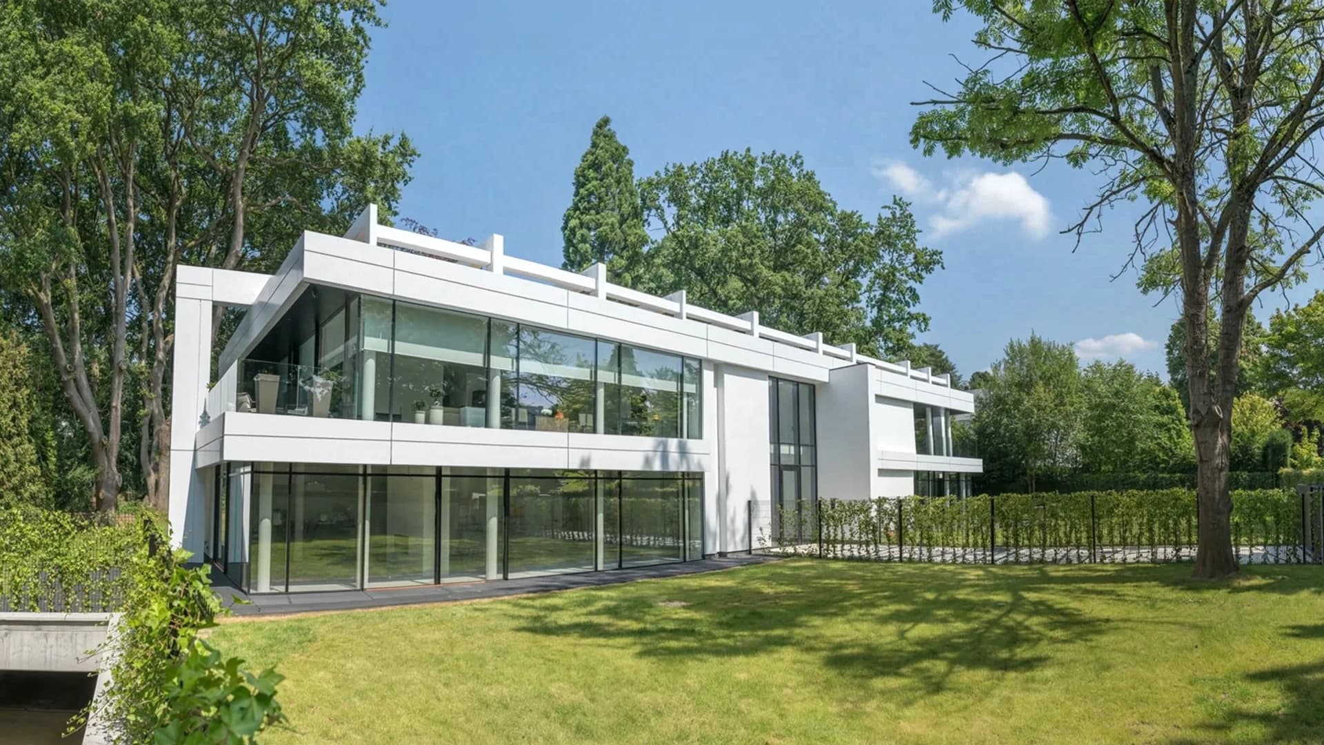 Villa contemporaine rénovée par COREMI, façade et menuiseries extérieures achevées.